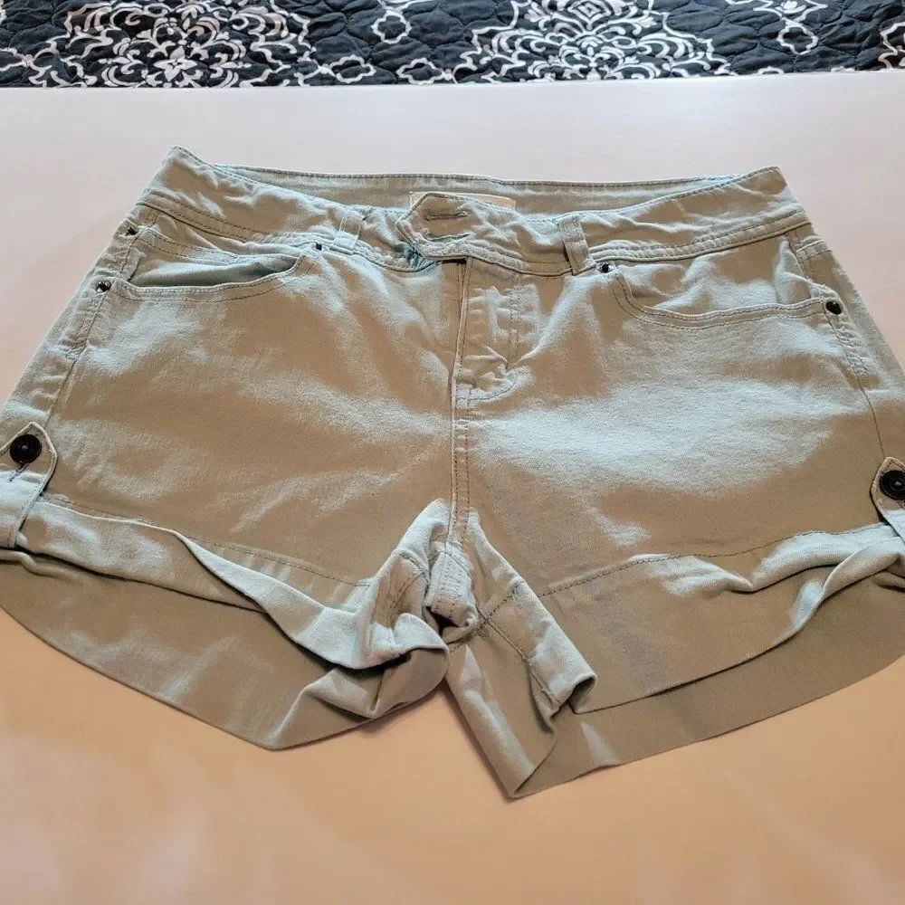 Life in Progress Denim Shorts - Picture 6 of 16